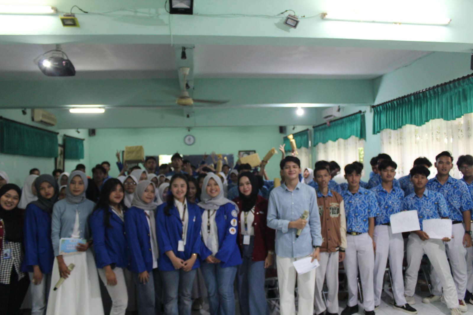 35. Foto Bersama dan Pembuatan Konten